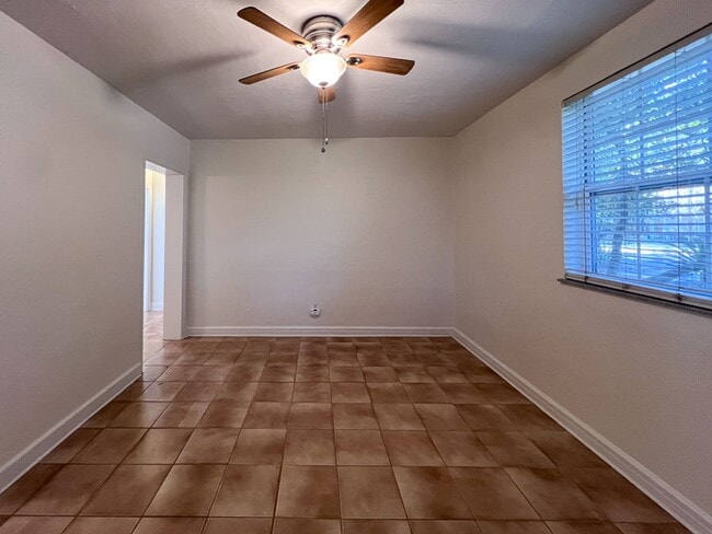 Foto del edificio - 2BR/1BA Pet Friendly House - available early May!