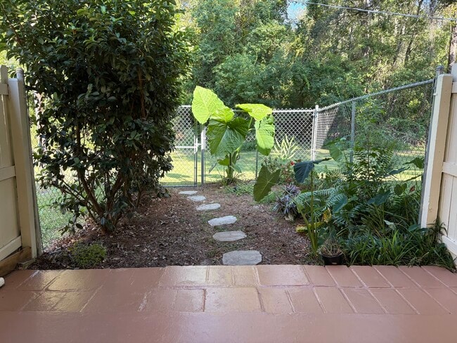 Private, fenced back area - 1015 SW McFarlane Ave