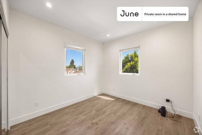 Building Photo - Private bedroom in 4 bed/4 bath Home