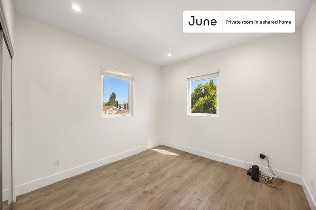 Building Photo - Private bedroom in 4 bed/4 bath Home