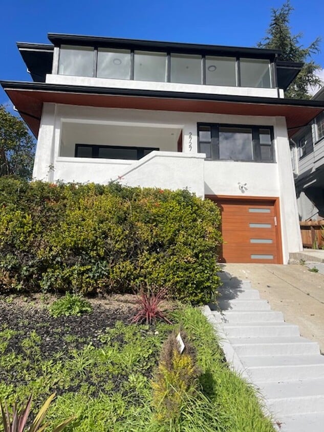 Primary Photo - 4 Bed 3 Bath - Spacious Backyard and Garag...