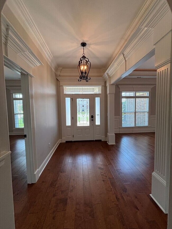 Foto del edificio - Madison City Schools with a 3 car garage and large fenced yard!