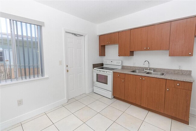 Foto del edificio - 1206 NE 109th St