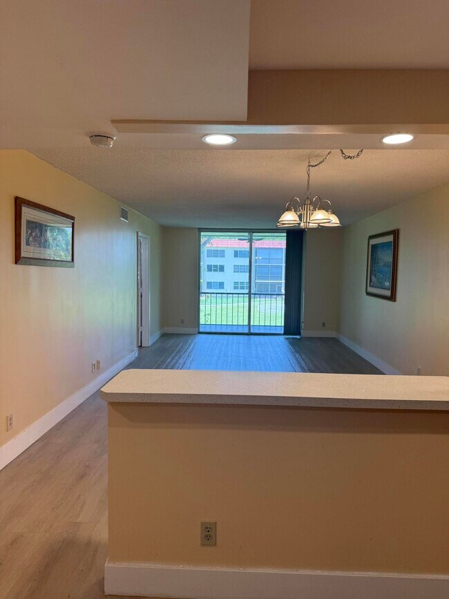 Building Photo - 830 S Hollybrook Dr
