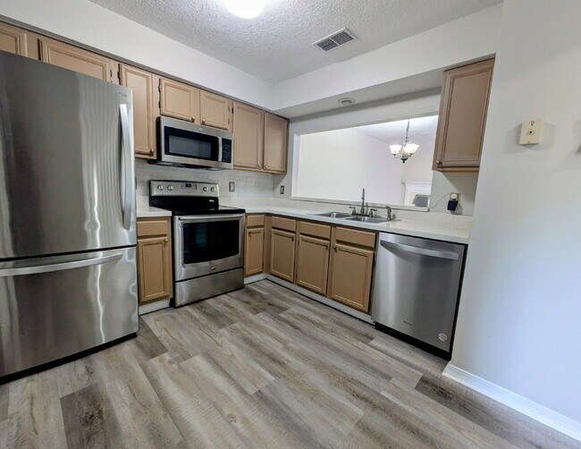 Building Photo - "$300 OFF MOVE-IN SPECIAL! Spacious 3-Bed, 2.5 Bath Townhouse Nestled in the Heart of East Arling...