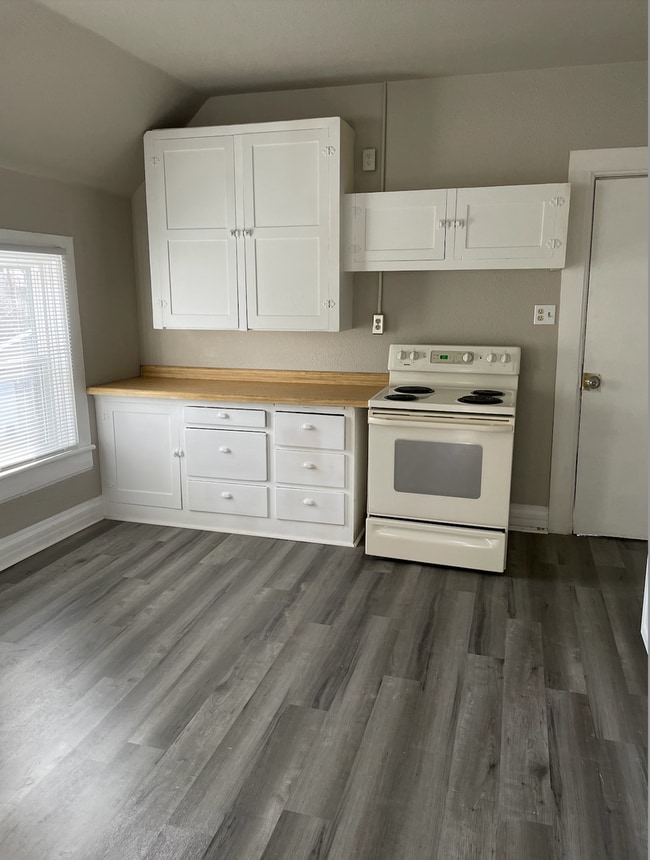 Building Photo - 829 W Franklin St