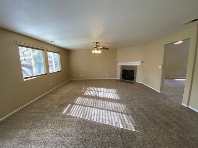 Building Photo - NW Two Story Visalia Home Available Now!