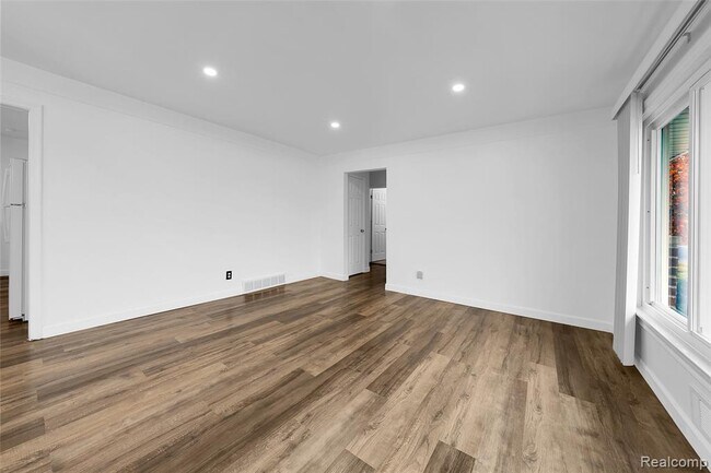 Foto del edificio - 5061 Buchanan Ave