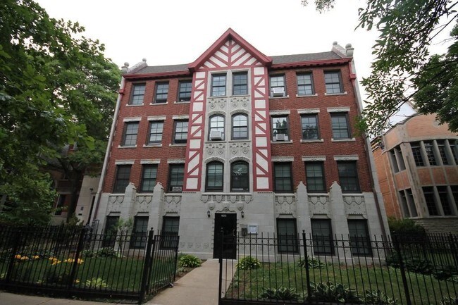 Building Photo - Beautifully Renovated Studio - Pet Friendly!