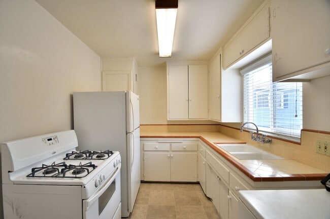 Building Photo - t864