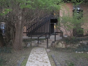 Building Photo - 1609 Maple Terrace