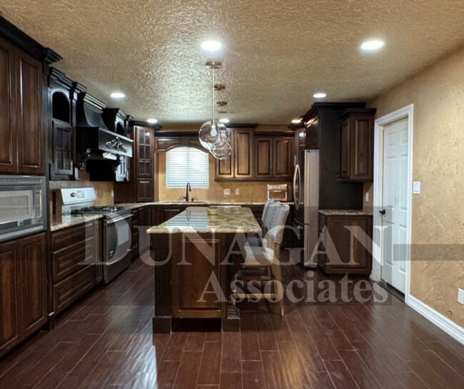 Building Photo - PRICE REDUCED !!!! Partially Furnished- 3bed 2bath home with water paid