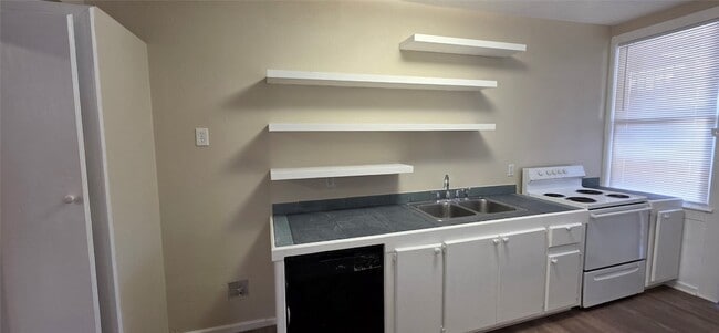 Building Photo - 2109 Bernardo De Galvez Ave