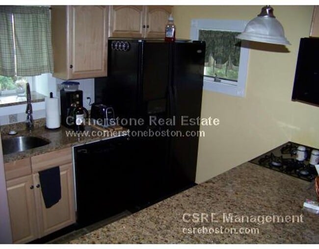 Building Photo - Large 2 bed in Southie