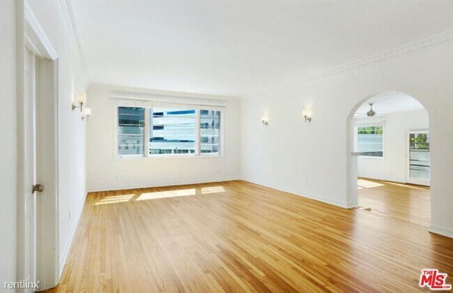 Foto del edificio - 3 br, 3.5 bath Condo - 9233 Doheny Rd 1