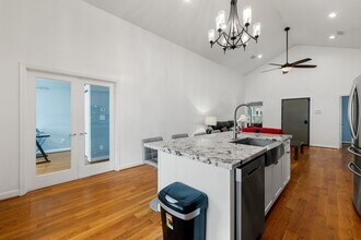 Building Photo - 2116 Live Oak St