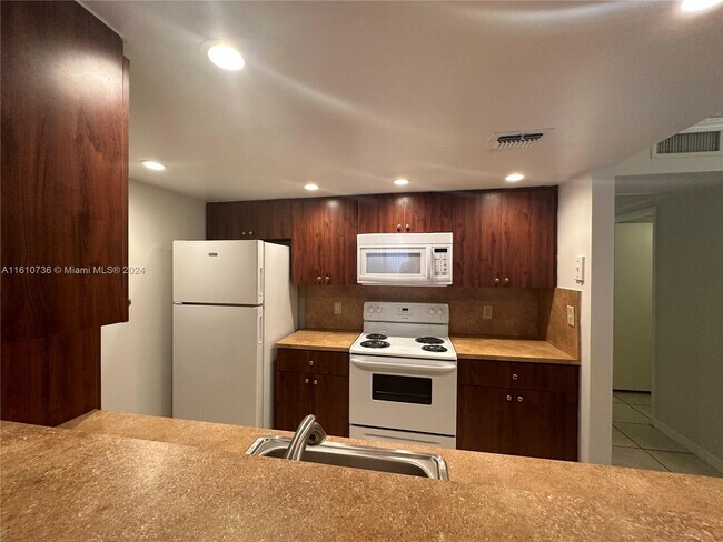 Foto del edificio - 8418 Coral Lake Way