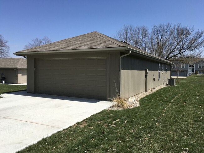 Building Photo - 2 Bed 2 Car Single Level Home in Raymore