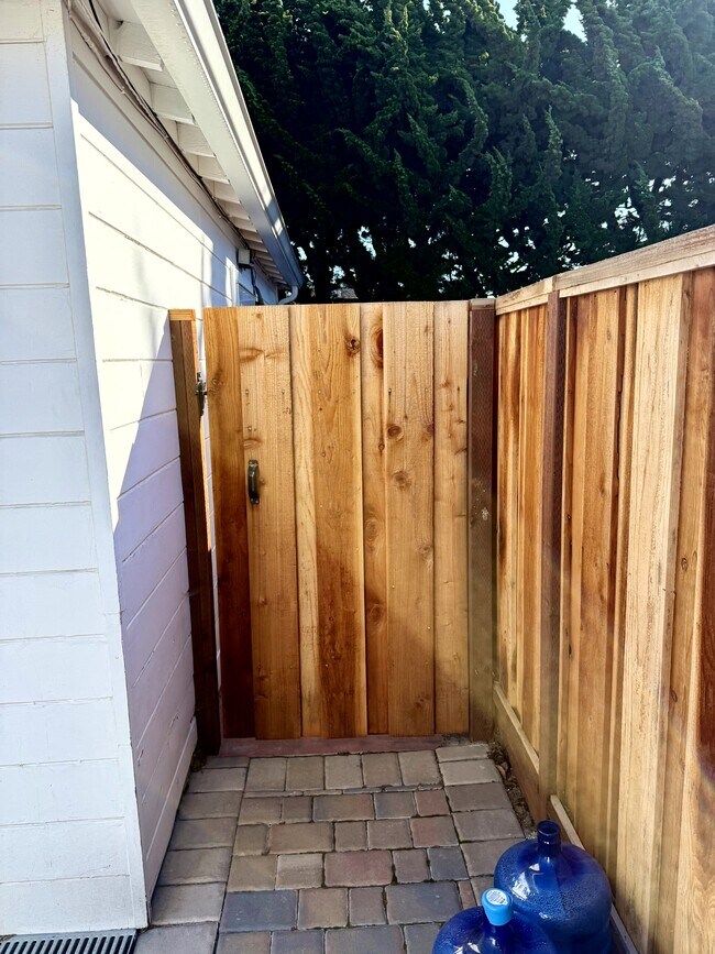 Foto del edificio - 1354 N Main St