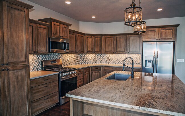 Building Photo - Luxury Home in Radiant Lake
