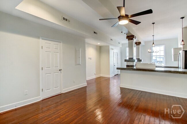 Foto del edificio - 303 W Henry St