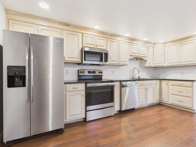 Building Photo - 221 N Spring St