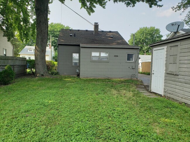 Foto del edificio - 3 bed 1 bath bungalow with garage & fenced...