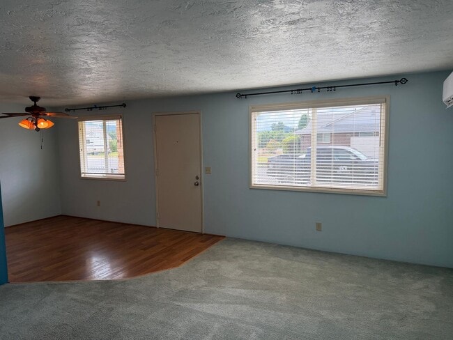 Foto del edificio - Updated two-bedroom one bathroom duplex in Thurston!
