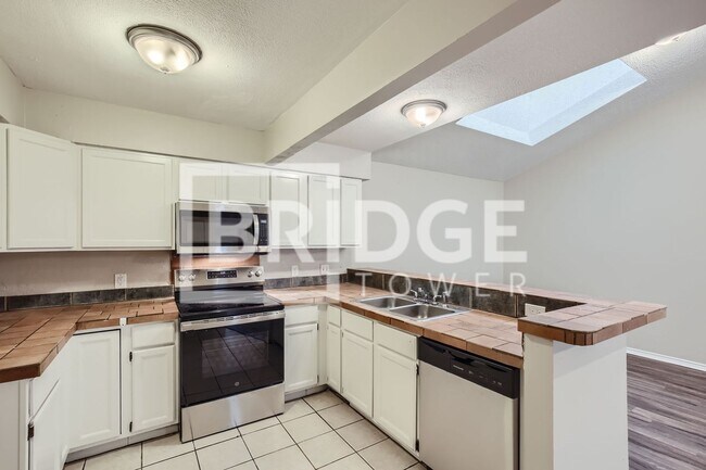 Foto del edificio - 7409 Rutgers Cir