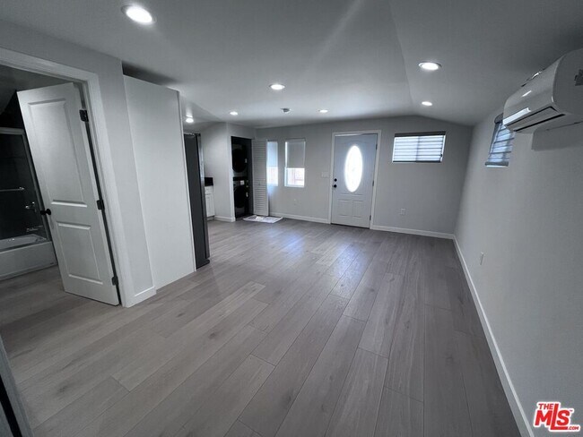 Building Photo - 942 S Lucerne Blvd