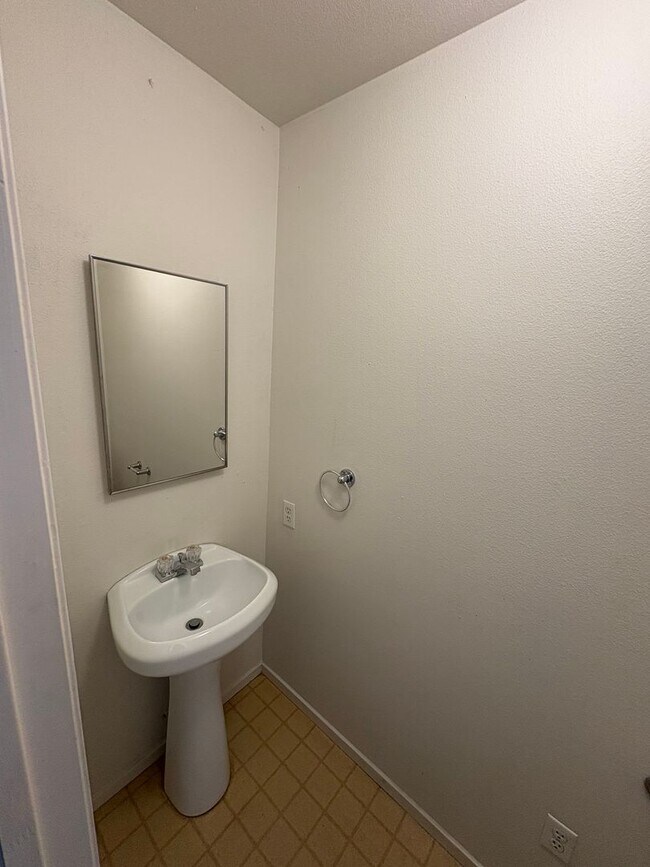 Foto del edificio - Entertainer delight rental home located in ''The Lakes'' subdivision Coming soon *Private Showing...