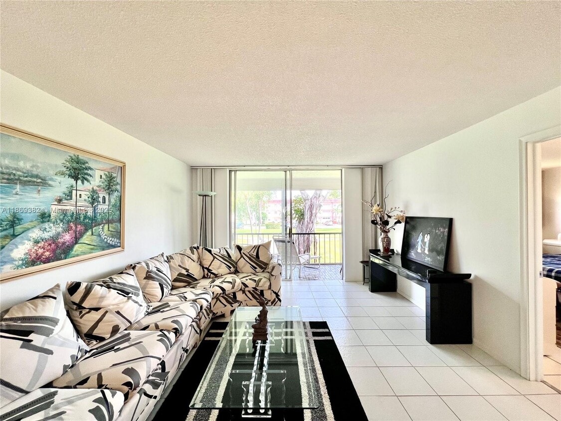 Foto principal - 671 S Hollybrook Dr
