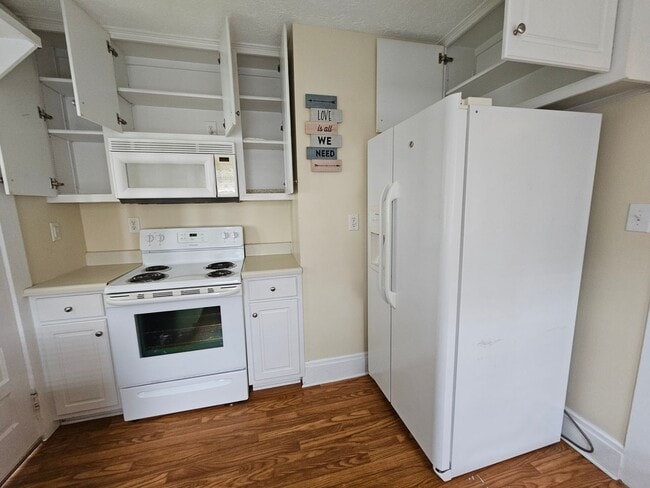 Building Photo - 3 BD / 2 BA Unfurnished