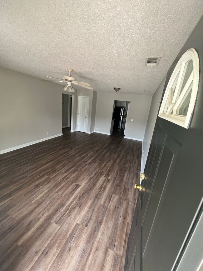 Building Photo - Ash Street Ext (807)