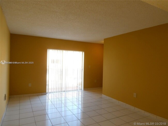Foto del edificio - 950 SW 104th Ct