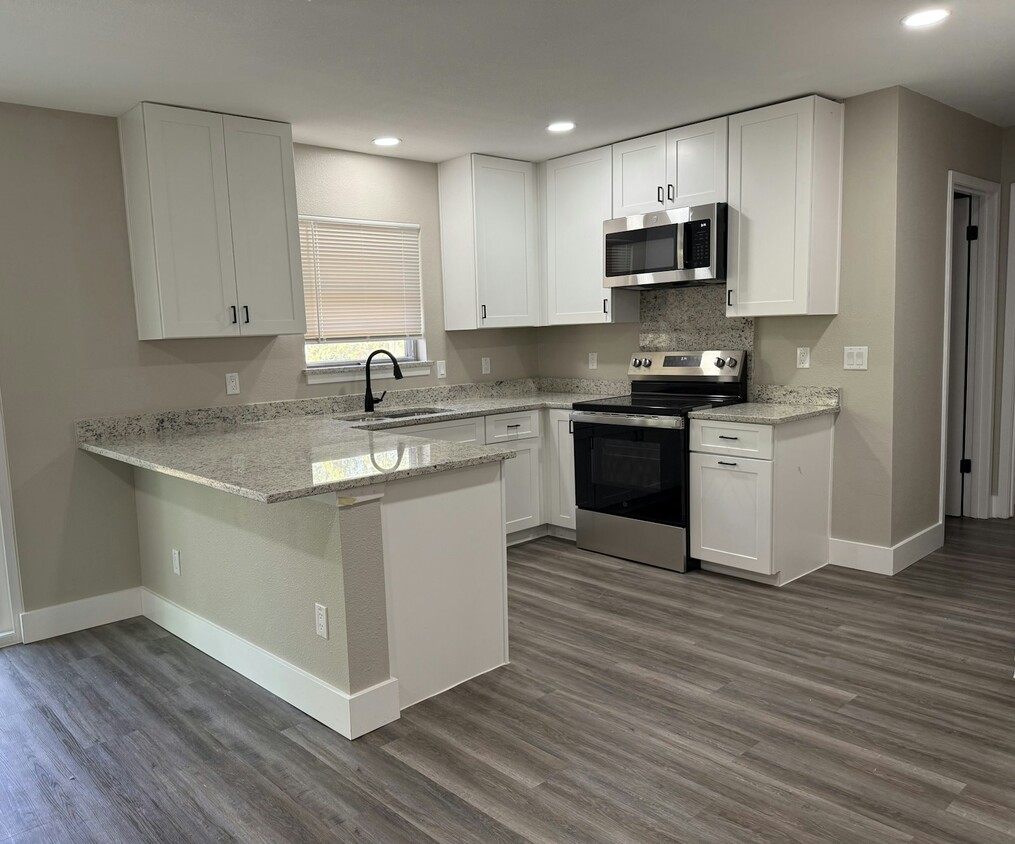 Foto principal - 7907 Stagecoach Ln