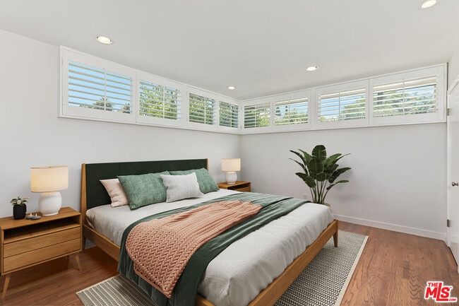 Foto del edificio - 609 N Doheny Dr