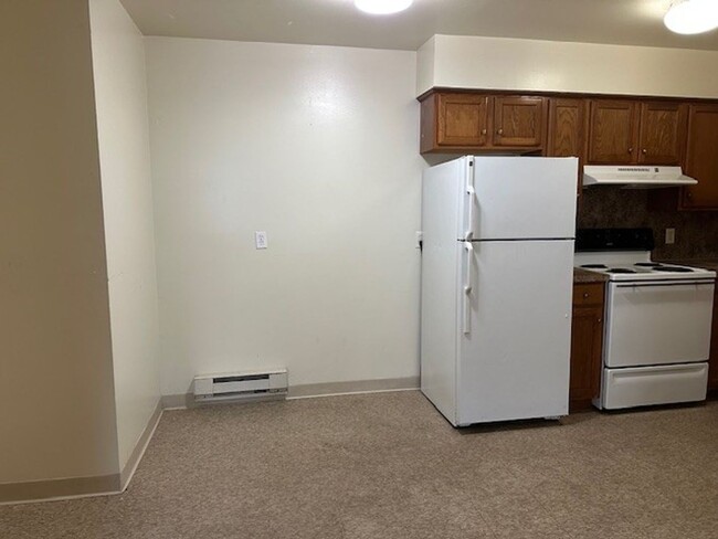 Building Photo - ALL UTILITIES INCLUDED! 2nd Floor 2 Bedroo...