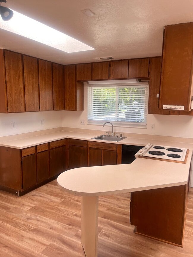 Building Photo - Great 1 bedroom 1 bathroom cottage on wood...