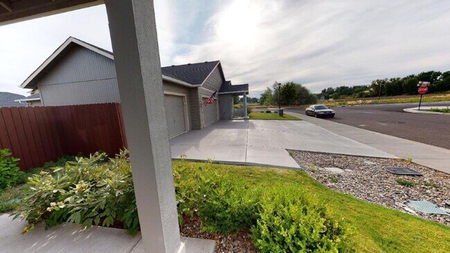 Building Photo - 1122 SW Carver St *Fenced Patio Area, Doub...