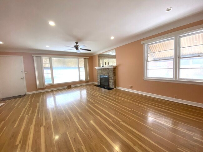 Foto del edificio - 306 W Lonnquist Blvd
