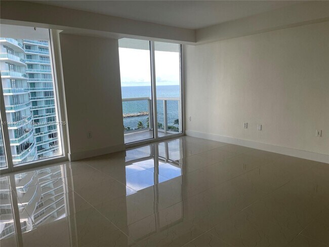 Building Photo - 10275 Collins Ave
