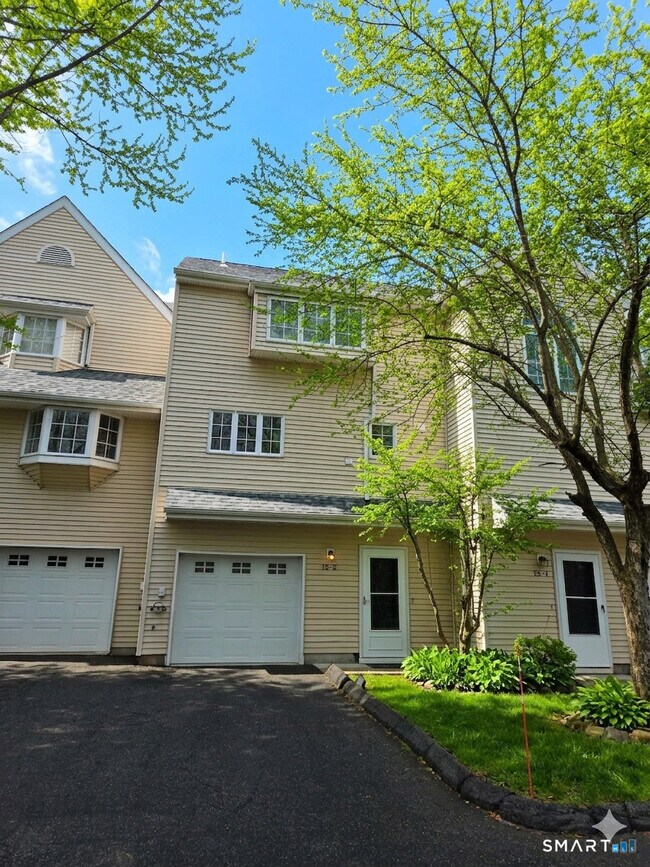 Building Photo - 12 W Meadow Ln