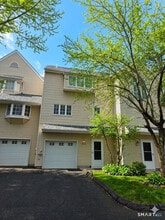 Building Photo - 12 W Meadow Ln