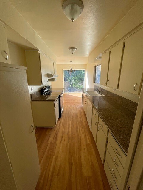 Building Photo - 2100 Valderas Dr