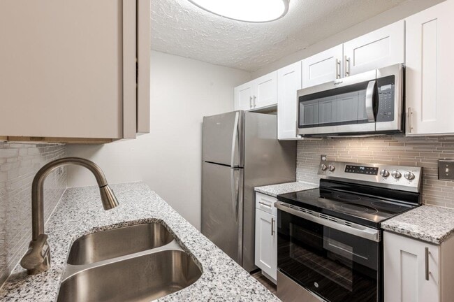 Foto del edificio - Lakeshore Drive Apartment Homes