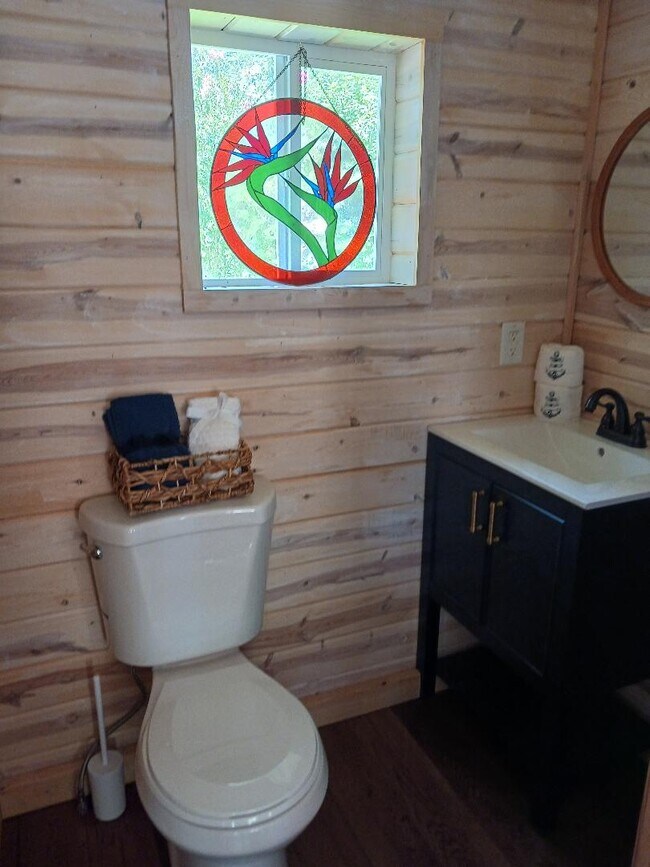 Foto del edificio - 451 Charlie Dr