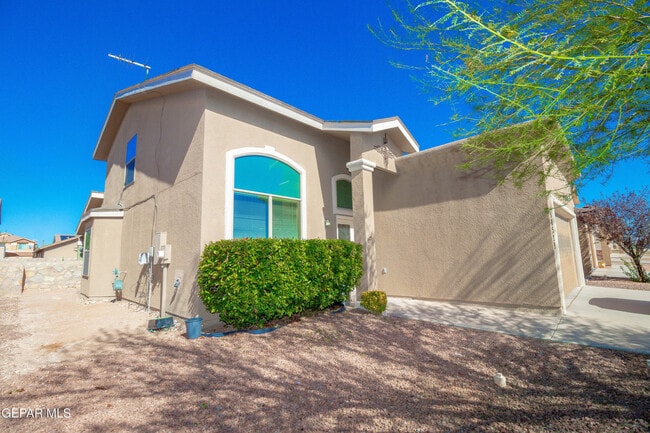 Building Photo - 14529 Jesus Almeida