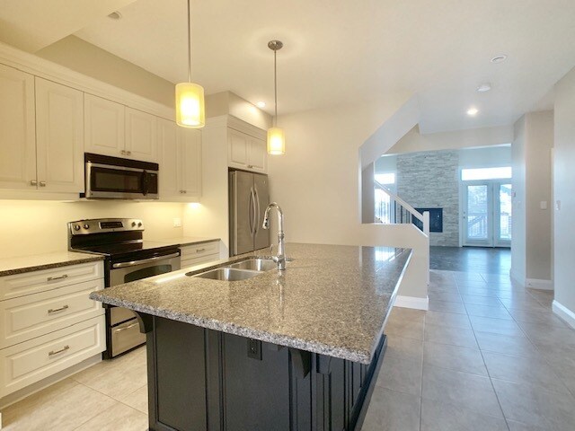 Photo du bâtiment - Beautiful 3 Bdrm in SUNNINGDALE * 2 Bath * AVAIL June 1