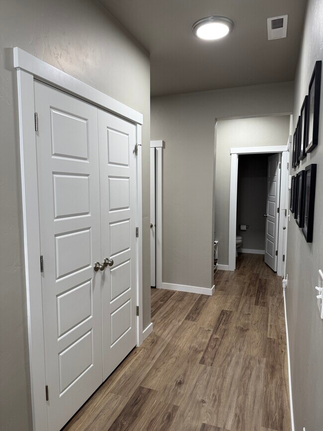 Building Photo - 336 S Calf Crk Ave